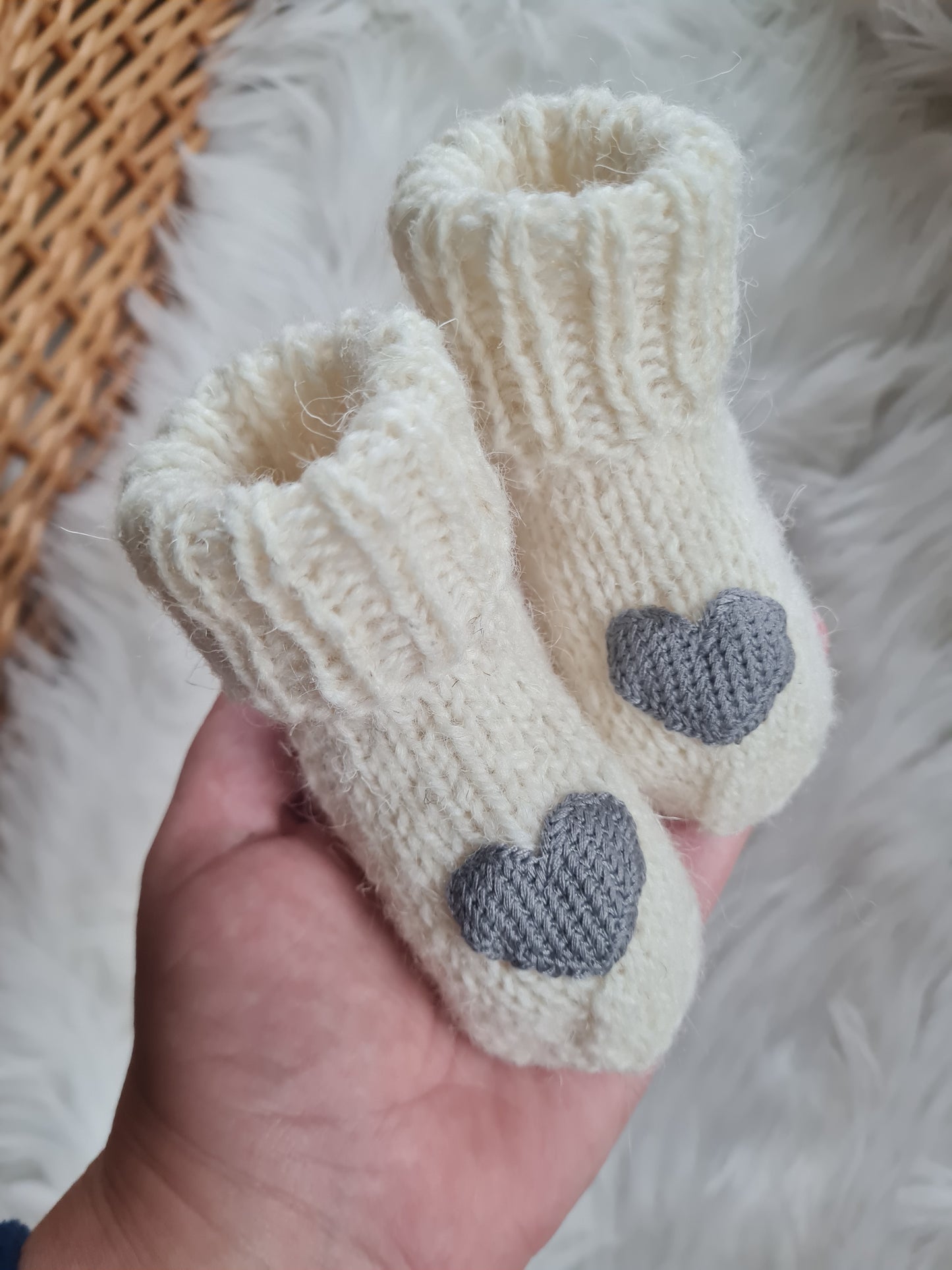 Storesnės vilnos kojinytės 10 cm