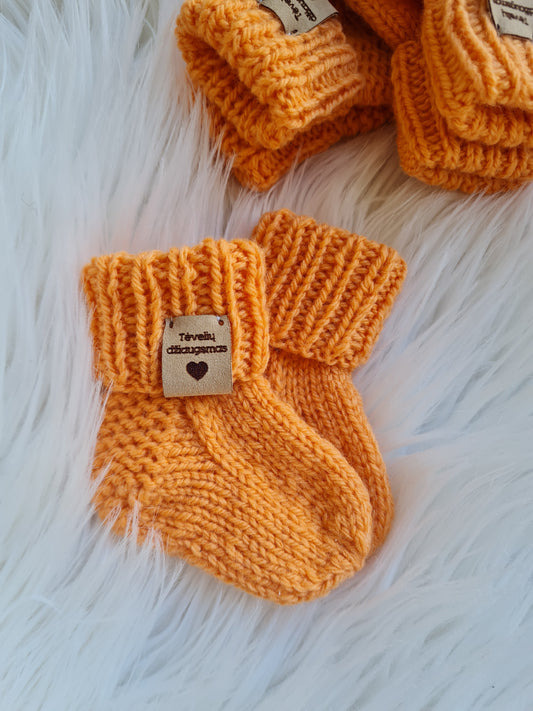 Orandžinės neutralios kojinytės naujagimiui 9 cm