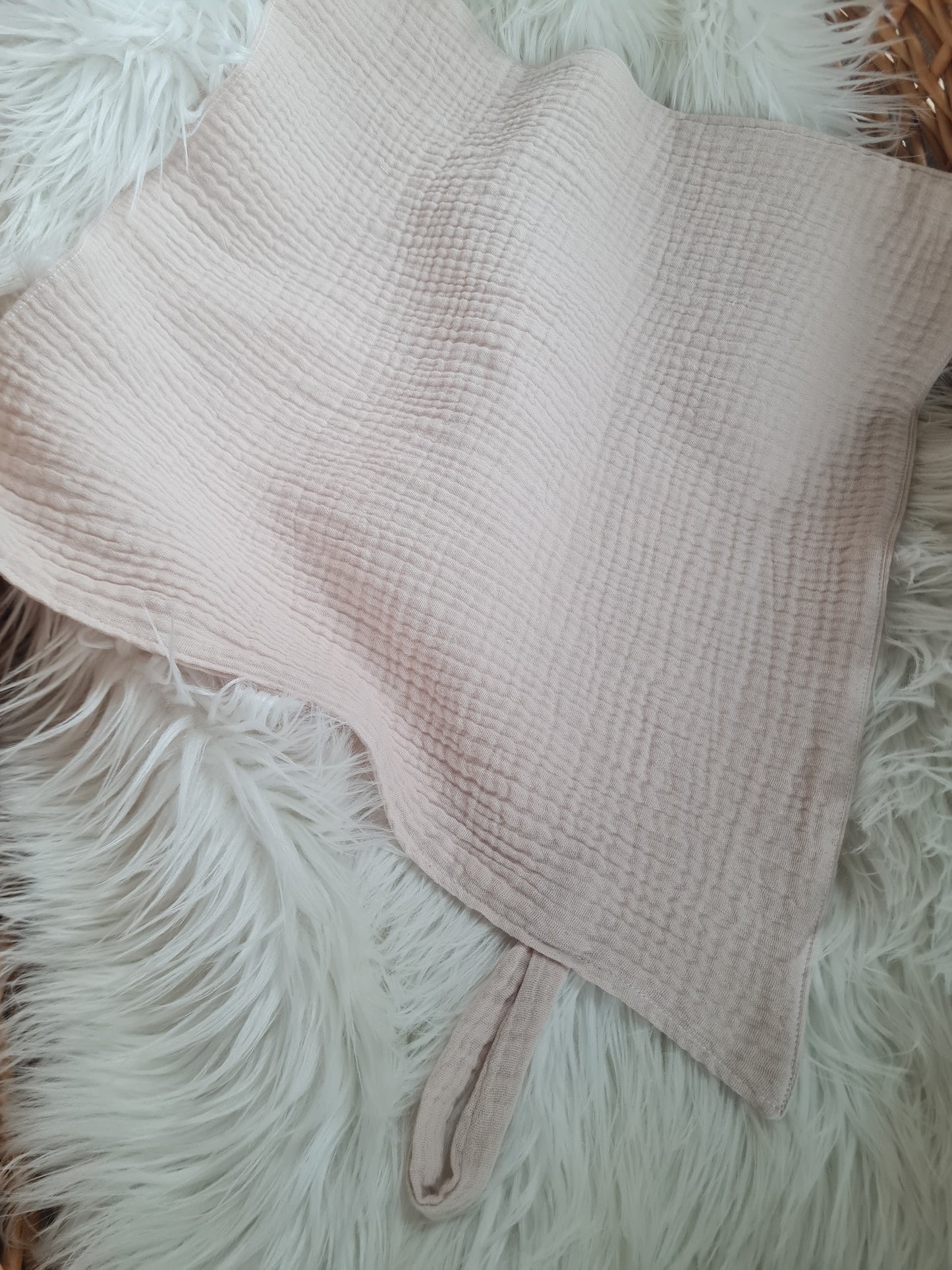 Muslino merliukas su kilpele žindukui arba kramtukui pasikabinti 40/40 cm
