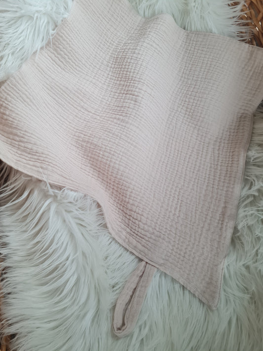 Muslino merliukas su kilpele žindukui arba kramtukui pasikabinti 40/40 cm